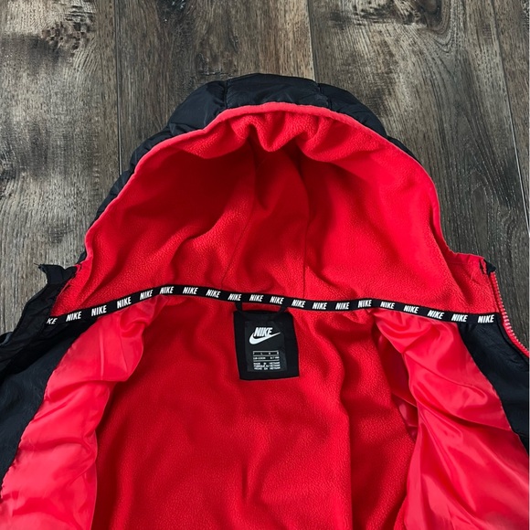 Nike “Just Do It” Puffer Jacket Boys Black/Red Hooded Size Large 6-7 years - Picture 7 of 11